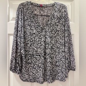 Vince Camuto Top Womens Size XXL
Black & White Printed V Neck
Blouse 3/4 Sleeve
